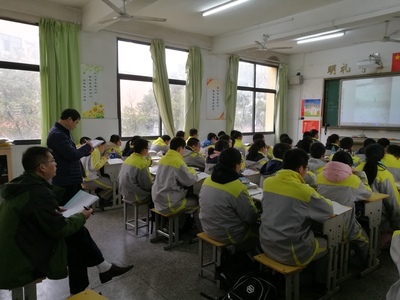 张波副书记“听诊”课堂中 张波副书记“听诊”课堂中