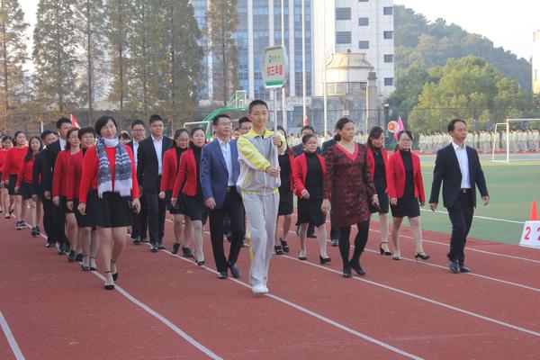 初三年级教师入场.JPG